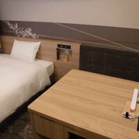 この机が、広くていい。電源もあり、リモートワークに最適