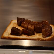 食パンに載せられたお肉