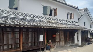 蔵のような街並みの中にレトロな木造の建物