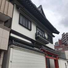 建物の上に注目です