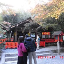 正面が野宮神社、画面左側に少し写っているのが白峰弁財天社 