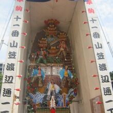 2022年の渡辺通一丁目飾り山笠（表）の様子