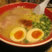 普通に定番メニューの豚骨ラーメンをオーダー