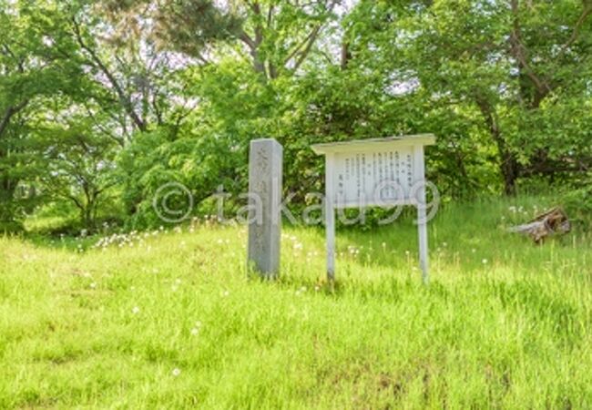 「桂ヶ岡砦跡」は史跡に指定されています