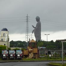 駐車場から牛久大仏！