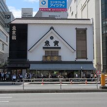 錦糸町駅からパチリ、破風をイメージした装飾のお店は…