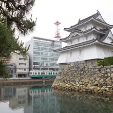 中濠に建つ東之丸隅櫓