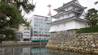 旧高松藩主・松平家１２万石の居城　～　史跡高松城跡・玉藻公園