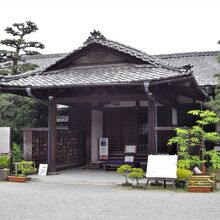 旧御殿跡地に建つ披雲閣別邸