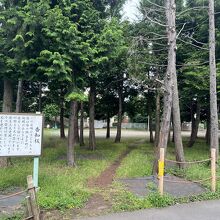 広場の入口から