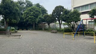 ブランコなどの遊具があるひっそりとした公園