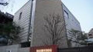 外観は寺のイメージとは違うシャープな印象です