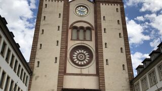 左右の塔が本体と一体化