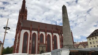 真っ赤な塔がとても目立ちます