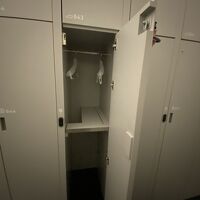 ロッカー大きめ。上に靴入れあり