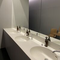 ロッカールームの洗面台。横にトイレ3個