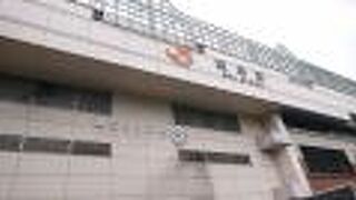 1階から3階まで、幅広いお店が入居