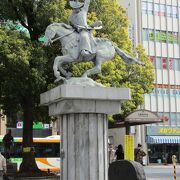 日暮里駅東口駅前広場にある騎馬像