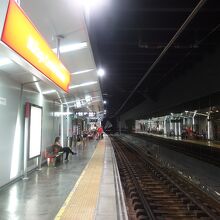 奥に車止めがあって終点です