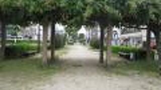 危ない遊歩道ですね。