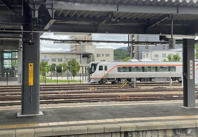 新型車両HC８５系が停まっていました。