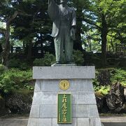 "成せばなる”の訓で知られる上杉鷹山、上杉神社に２つ像が立つ