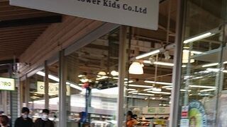 広々としたショッピングモール