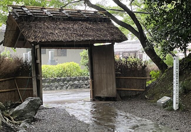 お茶屋屋敷跡とボタン園