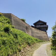 復元された版築と西門