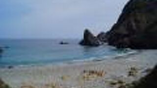 玉石が波で転がる音が面白い