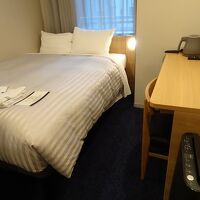 狭いけど、ベッドは広々