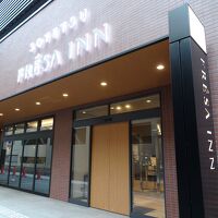 駅近くの路地を入ったところにあります。