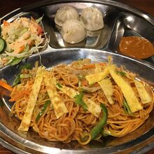 焼きそばとモモ