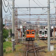 ＠川跡、右の白い単行電車に乗り換え