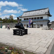 伊達公園の大手門。