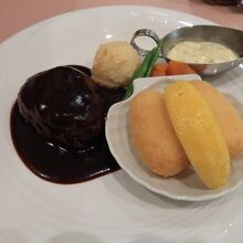 ランチ（選べる洋食プレート　ハンバーグとカニクリームコロッケ