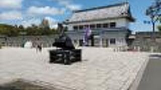 伊達家ゆかりの歴史を感じさせる公園を歩く。