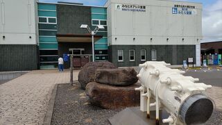 白鳥大橋のたもとに記念館と公園　