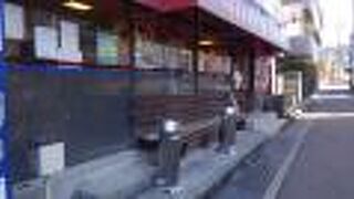 喫煙所はお店の前です