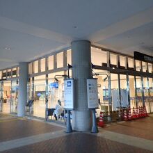 広場に面したターミナル