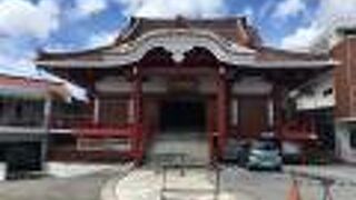 那覇の街、海を一望できるミニ首里城