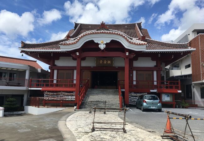 那覇の街、海を一望できるミニ首里城