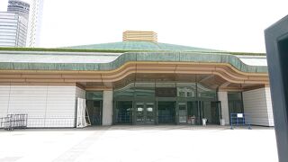 個性的な屋根等を、近くから眺めました