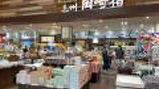 広いスペースに密度濃い陳列。品数多数でした