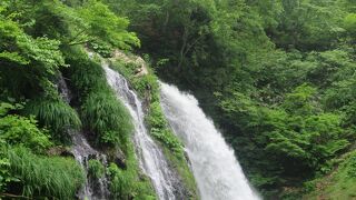 白銀の滝があります