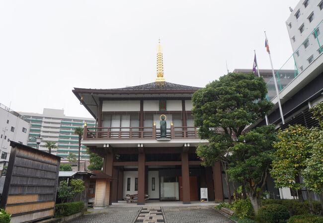 通りの方に向かって仏像が立っているのが目立ちます