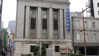 古典主義オーダーを模した柱列が並ぶファサード