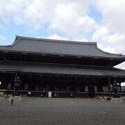 京都駅から近く、規模の大きな「東本願寺」