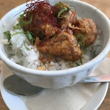 ピーナッツ入りテリヤキチキン鶏団子丼