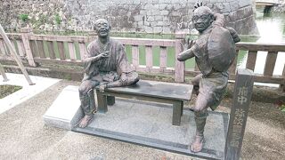 作者の出身地にちなんだ像